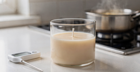 Velas aromáticas sem rachaduras e com resultado perfumado usando o banho-maria para não queimar a essência
