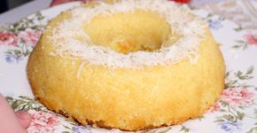 Bolo quindim de queijo: o sabor do doce clássico em uma versão que surpreende