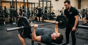 Por quantos segundos deve durar cada repetição do supino para desenvolver o peitoral, fortalecer os tríceps e ganhar massa muscular?