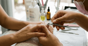Manicures experientes alertam: o erro comum que você comete ao tirar a cutícula pode deixar as unhas fracas e onduladas