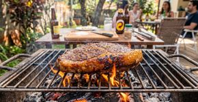 Sempre se deve jogar sal grosso na grelha antes de colocar a carne para assar