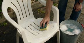 Truque caseiro para limpar cadeiras de plástico e deixá-las brilhando