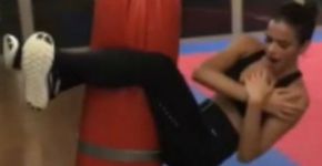 Bruna Marquezine faz abdominal em saco de pancadas; inspire-se