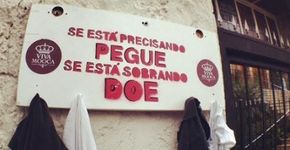 Cabides espalhados pelas ruas da Mooca recebem doações de agasalhos