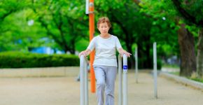 5 exercícios para idosos manterem a mobilidade nas festas de fim de ano