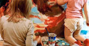 Mãe transforma pinturas de filhas em lindas obras de arte