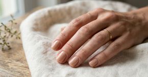 As unhas curtas com acabamento gloss que estão fazendo sucesso entre mulheres elegantes