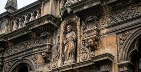 Entre uma colina fortificada e a cidade que cresceu abaixo dela, Lviv tornou-se centro comercial e religioso no fim da Idade Média: o núcleo ucraniano onde ruas dos séculos XIII a XVII revelam influências do Leste Europeu, da Itália e da Alemanha
