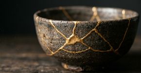 Uma peça quebrada pode ganhar marcas douradas no Japão: conheça o kintsugi, técnica de reparo que deixa as rachaduras visíveis na cerâmica