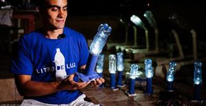 Jovem leva luz para comunidades pobres com garrafas PET