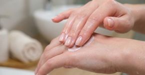 Unhas quebradiças, cutículas secas e mãos sempre na água: especialistas indicam hidratar unhas e cutículas após lavar as mãos para reduzir a fragilidade