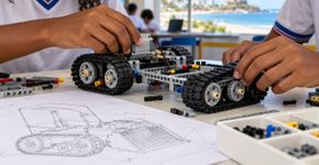 Quatro estudantes de escola pública da Bahia criam robô com peças de Lego capaz de recolher resíduos nas praias de forma autônoma
