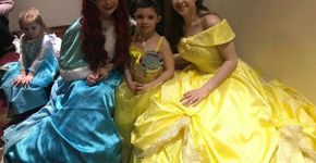 Princesa canta na língua de sinais para aniversariante surdo