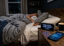 Featured side: Acordar cansado mesmo depois de dormir muitas horas pode ter relação com algo que acontece antes de você deitar