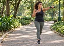 Featured side: Cinco movimentos para exercitar os braços e ombros enquanto caminha