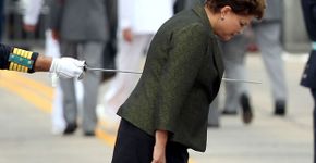 Foto de Dilma ‘transpassada’ por espada vence prêmio internacional
