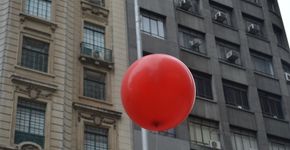 Balão Vermelho atrai olhares de paulistanos