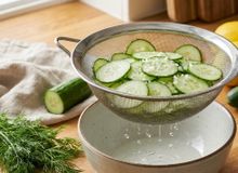 Featured side: Por que salgar o pepino e deixar descansar antes de usar na salada: um passo que evita água no prato e melhora o sabor
