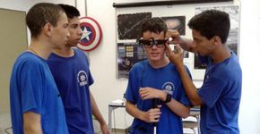 Alunos de SP criam óculos para pessoas com deficiência visual