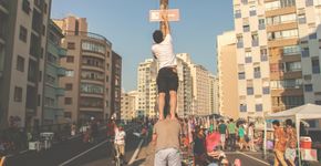 Publicitários espalham placas para sinalizar as ‘praias’ de SP