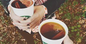 Bebidas quentes de redes de café chegam a ter 25 colheres de açúcar
