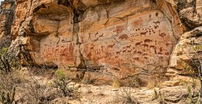 Mais de mil sítios arqueológicos preservam pinturas rupestres e vestígios de antigas populações entre paredões rochosos e vegetação da Caatinga: o parque nacional do Piauí reconhecido pela Unesco em 1991 que guarda registros fundamentais para compreender a ocupação humana das Américas.