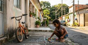 A psicologia afirma que as crianças das décadas de 1960 e 1970 não se tornaram emocionalmente fortes graças a uma melhor criação dos pais, mas porque cresceram com negligência diária suficiente para aprender a se autorregular, resolver problemas sozinhos e desenvolver uma resiliência que os confortos modernos dificultam a construção