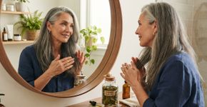 Um punhado de folhas de moringa é suficiente para ajudar a escurecer os cabelos desde a raiz