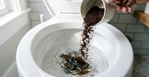 Jogar café usado no vaso sanitário: para que serve e por que se deve fazer