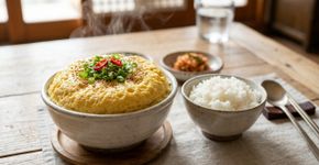 Quebre 3 ovos em uma tigela, misture água e temperos e leve ao micro-ondas por cerca de 5 minutos: a receita coreana transforma ingredientes simples em um acompanhamento leve e extremamente fofo