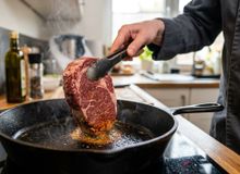 Featured side: Os chefs concordam: “Para fazer um filé grelhado perfeito, não unte a frigideira, é melhor untar a carne com o óleo.”