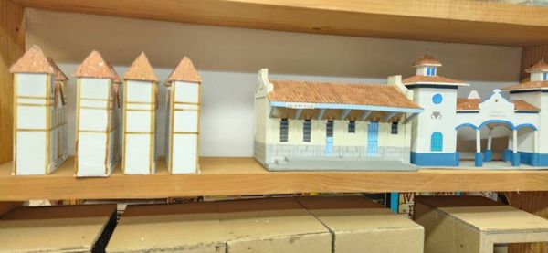 São maquetes de patrimônios históricos, casarões, cenários e paisagens feitos inteiramente de papelão reciclado