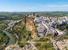 Featured side: A vila no sul de Espanha com um castelo mouro intacto e uma das vistas mais deslumbrantes da Andaluzia