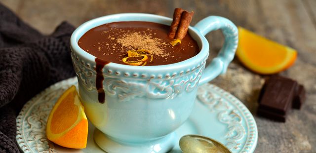 Chocolate quente com laranja e cardamomo é a receita elegante que vai transformar seu inverno