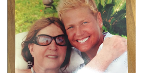 Xuxa faz homenagem à mãe que tem Mal de Parkinson. Veja o vídeo