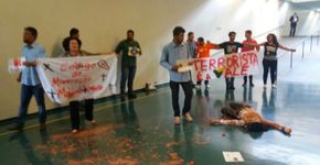 Manifestantes são acusados de ‘crime ambiental’ depois de jogarem lama no Congresso