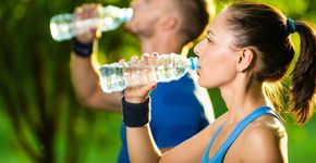 Especialistas respondem: beber água realmente emagrece?