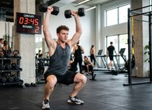 Featured side: Por que a musculação em circuito queima mais gordura do que a musculação tradicional com descanso entre as séries?