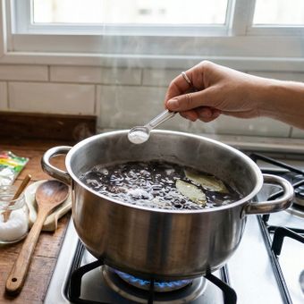 Featured mobile: Por que uma pitada de bicarbonato na água do cozimento do feijão deixa os grãos mais macios e rápidos de cozinhar