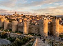 Featured side: A cidade ideal para comer bem e caminhar ao longo de uma muralha de dois mil anos: Patrimônio Mundial da UNESCO e uma joia da arquitetura militar.