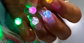 Artista traz festa às unhas com luzes coloridas de LED