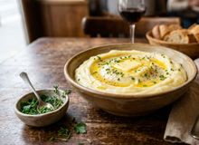 Featured side: Os franceses concordam: “Para deixar o purê mais cremoso e com sabor equilibrado, o segredo é aquecer o leite na hora de misturar a batata.”