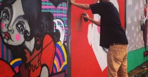 Painéis de grafiteiros brasileiros são colocados à venda para ajudar projeto educacional