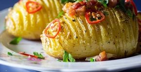 Para comer tomando cerveja: aprenda como fazer Batata Hasselback