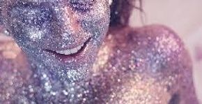 Aprenda truques para tirar glitter do corpo