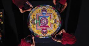 Monges tibetanos criam mandalas de areia colorida pelo mundo