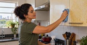 Quatro truques simples para remover gordura pegajosa de armários e azulejos de cozinha, segundo profissionais de limpeza