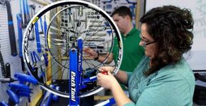Bolsas de estudo para mulheres em curso sobre mecânica de bikes