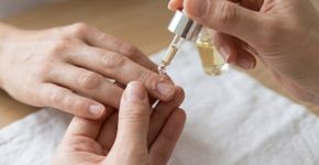 A lateral das unhas está cheia de pelinhas levantadas? Antes de puxar, faça este cuidado de poucos segundos