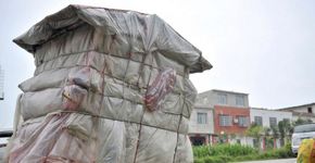 Homem-caracol: chinês cria casa ambulante com bambu e plástico